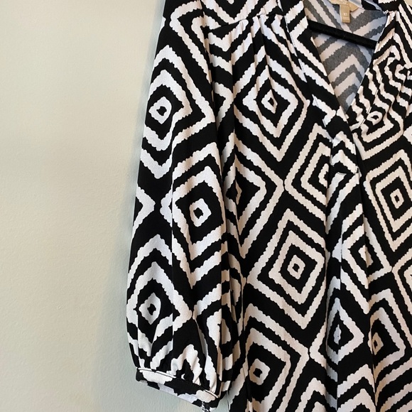 Banana republic black and white geometric blouse - Picture 3 of 7